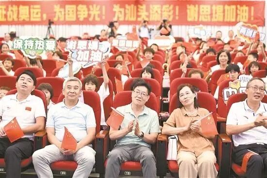 “他復出才一年多，能奪冠真的很不容易” 謝思埸家人與汕頭體校師生昨晚一起觀賽